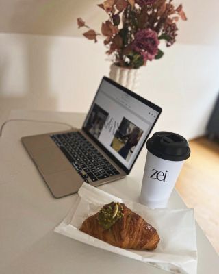 Ráno, které voní po kávě, pistáciovém croissantu a klidu, že všechno má svůj čas. ZEI Collection ✦ momenty, které se žijí...
