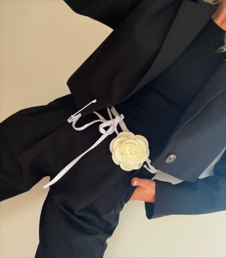 Někdy stačí tak málo. Pásek. Růže. A celý outfit najednou promluví. Moje aktuální závislost — detail, který udělá všechno....