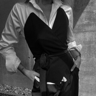 Kombinace, která zvýrazní siluetu a dodá outfitům charakter. Naše košile + wrap korzet ZEI = minimalistická elegance s...