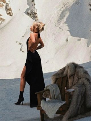 Protože někdo jede na svah lyžovat… A někdo tam jde zazářit. Asymetrické šaty, které působí jako old money drama, i když...