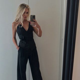 Někdy stačí málo. Dobře sedící střih. Klid v hlavě. A pocit, že jsi přesně tam, kde máš být. Ženskost nemusí být hlasitá....